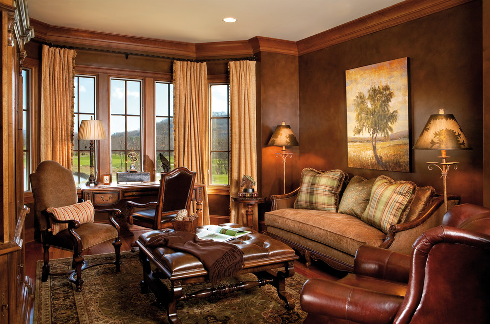 Cette photo montre un salon chic avec une salle de réception, un mur marron et un sol en bois brun.