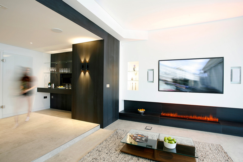 Exemple d'un grand salon tendance ouvert avec un bar de salon, un mur blanc, sol en béton ciré, une cheminée ribbon, un manteau de cheminée en carrelage, un téléviseur encastré et un sol gris.