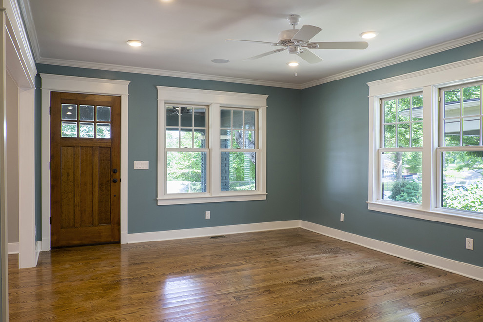 Immagine di un soggiorno tradizionale di medie dimensioni e chiuso con pareti blu e pavimento in legno massello medio