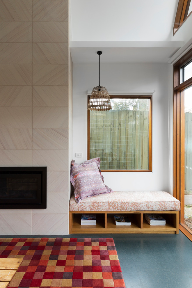 Cette image montre un salon design ouvert avec un mur blanc, un sol en linoléum, un manteau de cheminée en pierre et un sol turquoise.