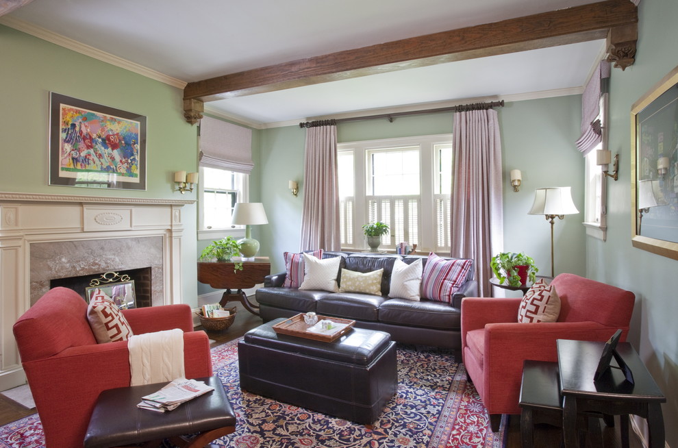 Пример оригинального дизайна: парадная гостиная комната в классическом стиле с зелеными стенами, стандартным камином и фасадом камина из камня