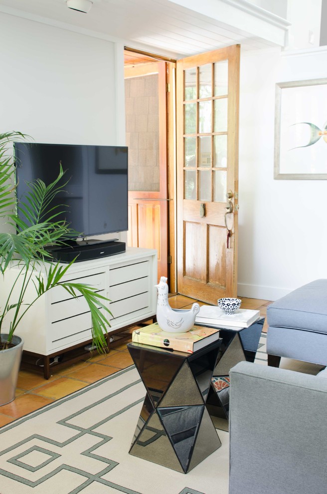 Idéer för mellanstora eklektiska separata vardagsrum, med vita väggar, klinkergolv i terrakotta och en fristående TV