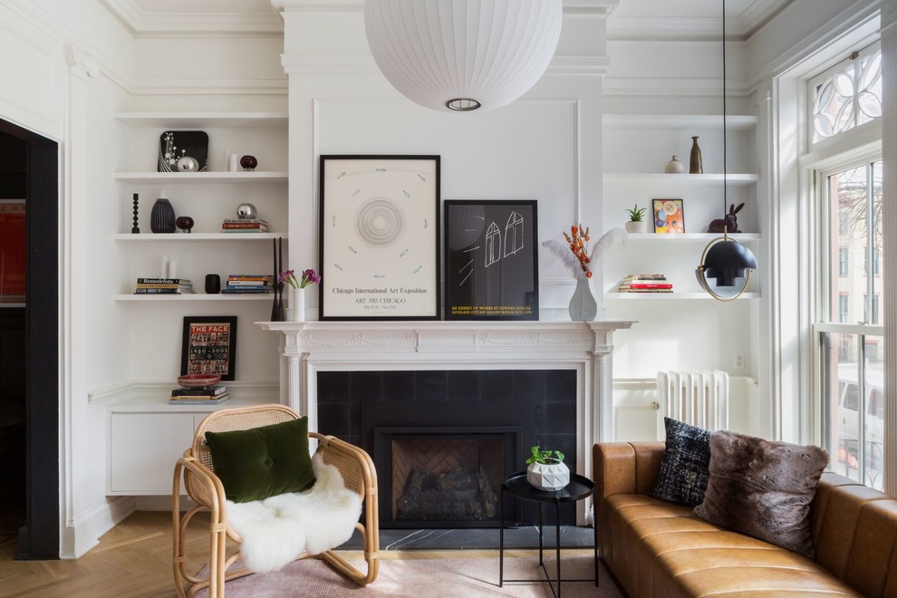 Fernseherloses, Abgetrenntes Klassisches Wohnzimmer mit weißer Wandfarbe, hellem Holzboden, Kamin und gefliester Kaminumrandung in New York
