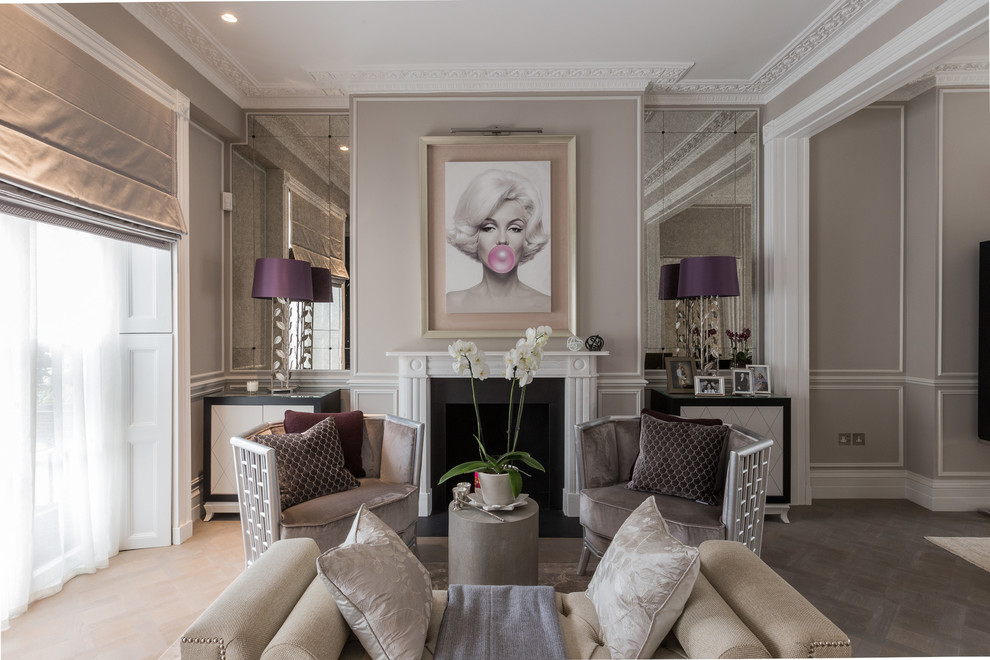Свежая идея для дизайна: парадная гостиная комната в стиле неоклассика (современная классика) с серыми стенами и стандартным камином - отличное фото интерьера