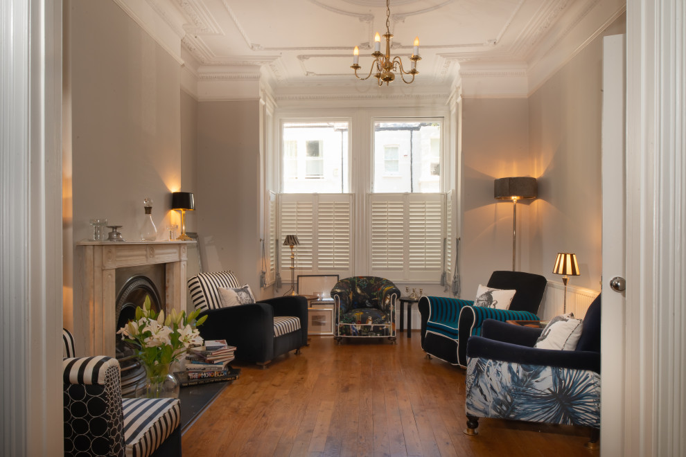 Großes, Fernseherloses Klassisches Wohnzimmer mit weißer Wandfarbe, braunem Holzboden und braunem Boden in London