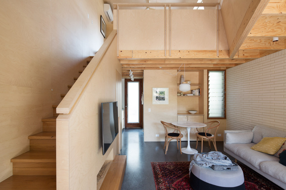 Свежая идея для дизайна: маленькая двухуровневая гостиная комната в современном стиле с бетонным полом, телевизором на стене, потолком из вагонки и деревянными стенами для на участке и в саду - отличное фото интерьера