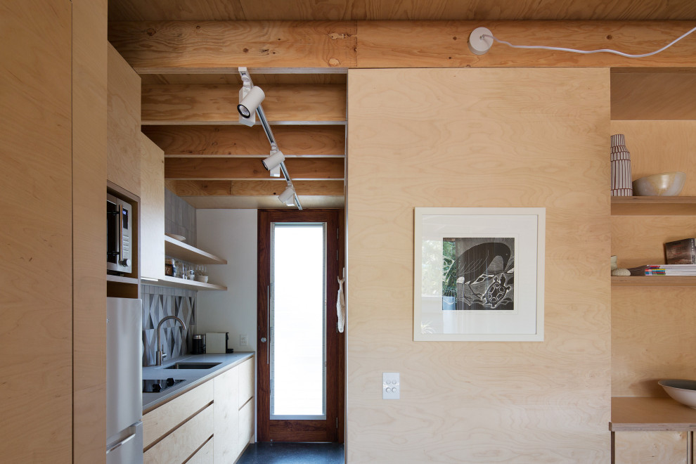 Kleines Modernes Wohnzimmer im Loft-Stil mit Betonboden, TV-Wand, Holzdielendecke und Holzwänden in Sydney