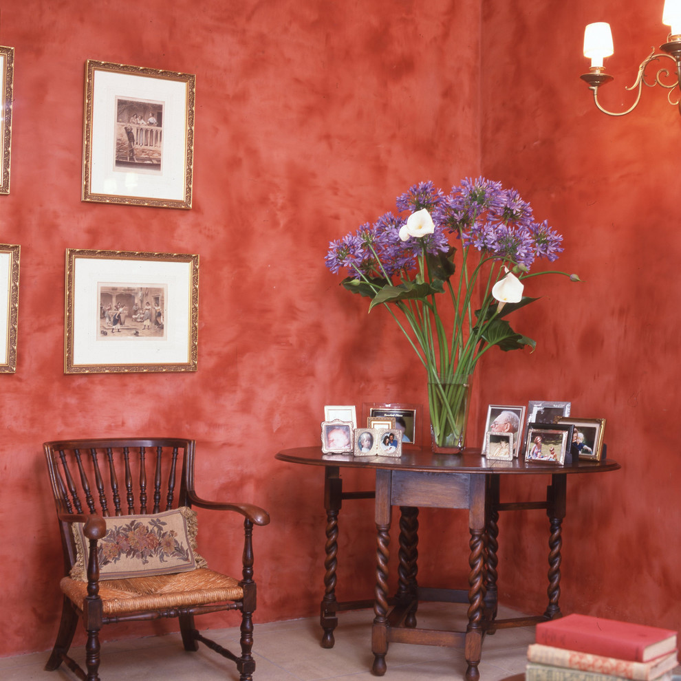 Aménagement d'un grand salon campagne avec une salle de réception, un mur rouge, sol en béton ciré, un poêle à bois, un manteau de cheminée en béton et aucun téléviseur.