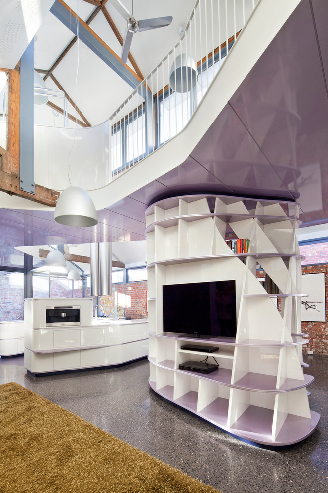 Пример оригинального дизайна: огромная гостиная комната в современном стиле с фиолетовыми стенами, бетонным полом и отдельно стоящим телевизором