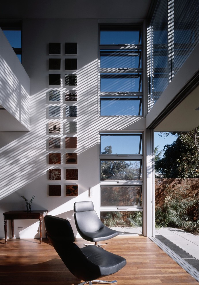 Mittelgroßes, Offenes Modernes Wohnzimmer mit braunem Holzboden und braunem Boden in Sydney