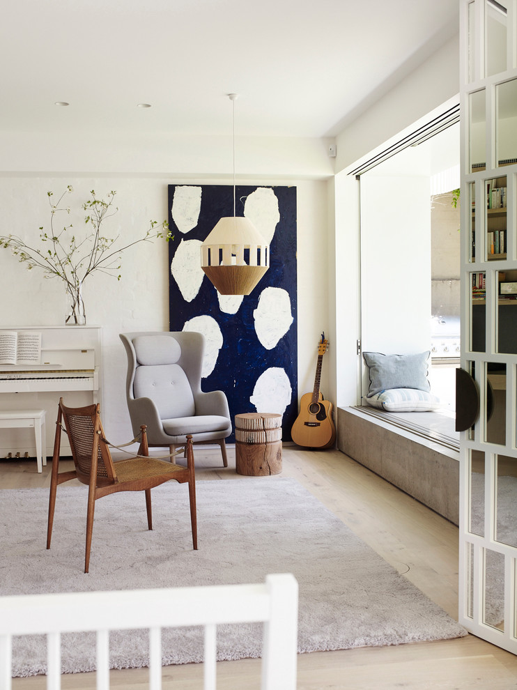 Modern inredning av ett vardagsrum, med vita väggar och ljust trägolv