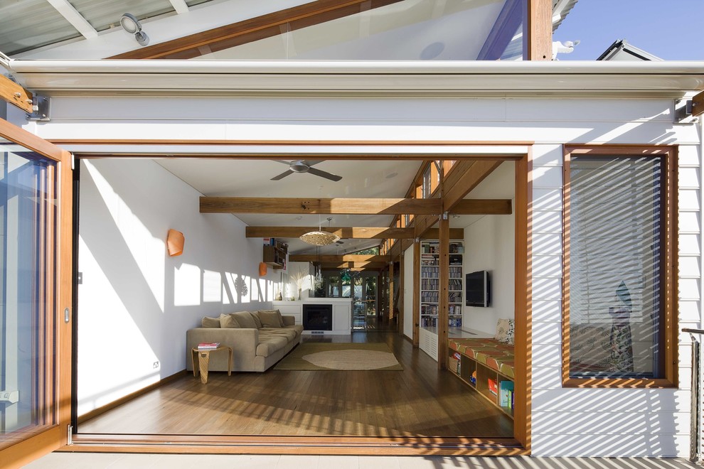 Offenes Modernes Wohnzimmer mit TV-Wand in Sydney