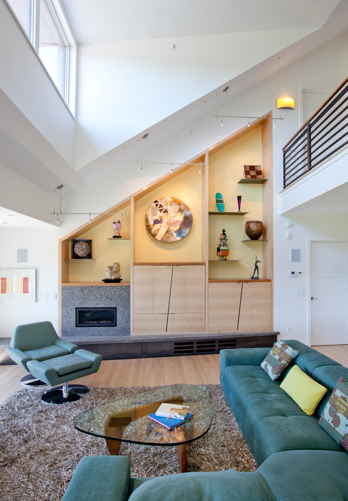 Idée de décoration pour un salon design ouvert avec un mur blanc, un sol en bois brun et une cheminée ribbon.