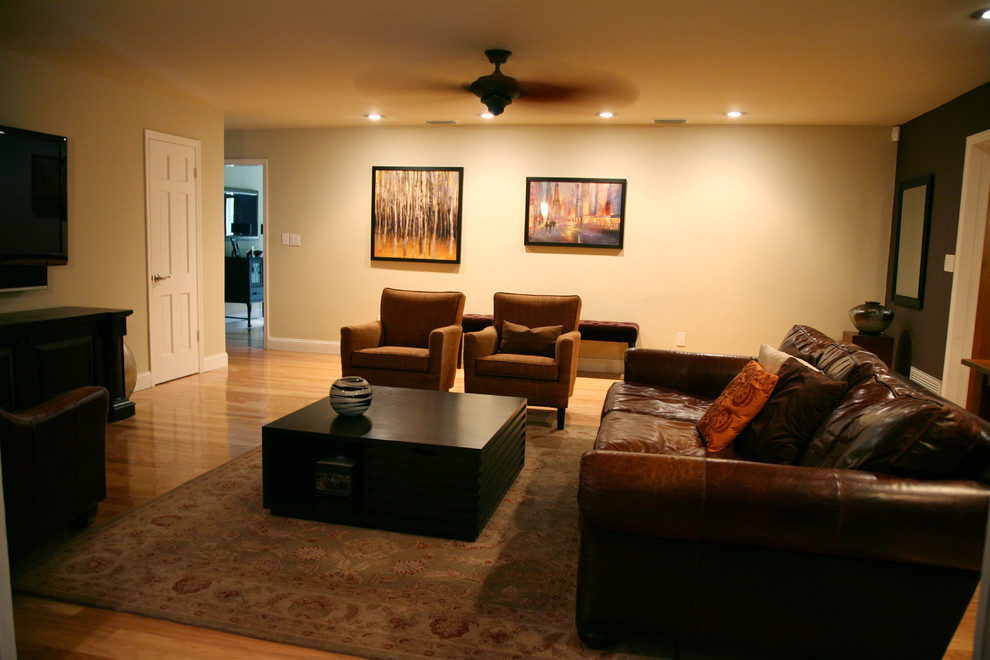 Mittelgroßes, Abgetrenntes Klassisches Wohnzimmer ohne Kamin mit beiger Wandfarbe, hellem Holzboden und TV-Wand in Tampa