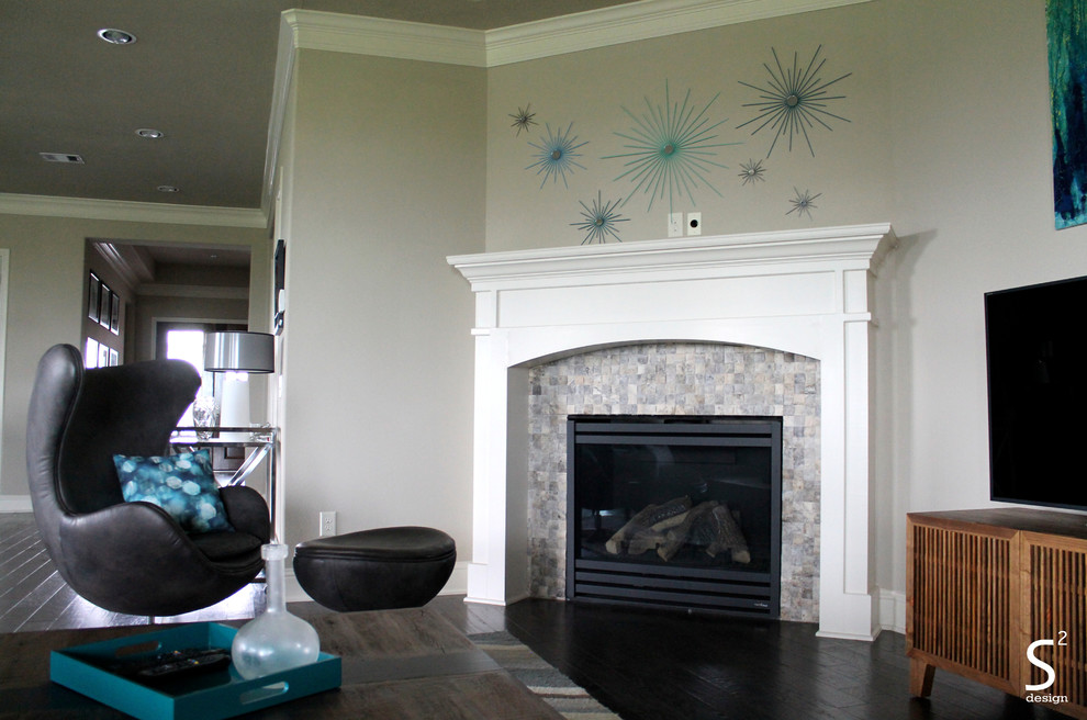 Foto de salón abierto retro de tamaño medio con paredes beige, suelo de madera oscura, chimenea de esquina, marco de chimenea de piedra y televisor independiente