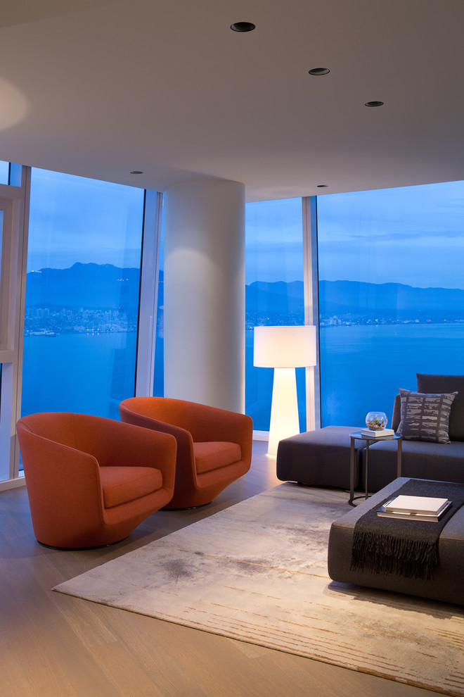 Mittelgroßes, Offenes Modernes Wohnzimmer mit weißer Wandfarbe, hellem Holzboden, Gaskamin, Kaminumrandung aus Stein und Multimediawand in Vancouver