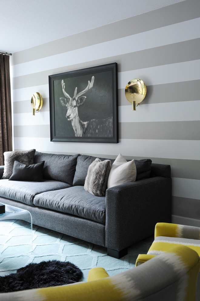 Пример оригинального дизайна: открытая гостиная комната среднего размера в стиле фьюжн с разноцветными стенами, мраморным полом и серым полом