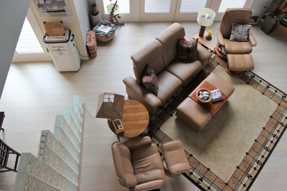Imagen de salón tipo loft actual grande con suelo de bambú y suelo beige