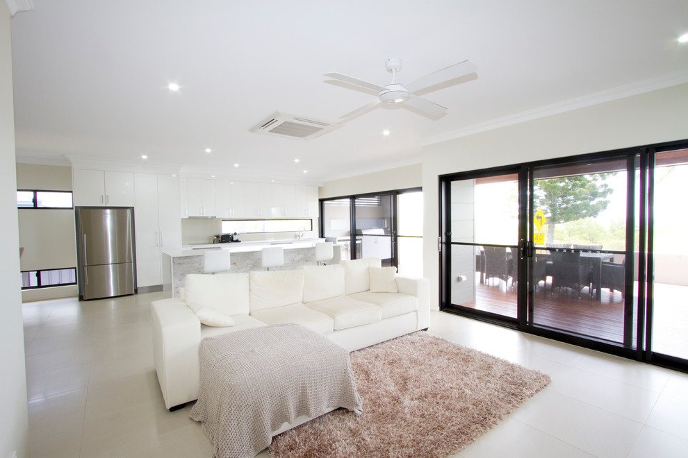 Esempio di un soggiorno minimal di medie dimensioni e aperto con pareti bianche, pavimento con piastrelle in ceramica e pavimento bianco