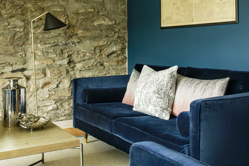 Ispirazione per un piccolo soggiorno stile marinaro aperto con pareti blu, parquet scuro, stufa a legna, cornice del camino in pietra ricostruita e pavimento beige