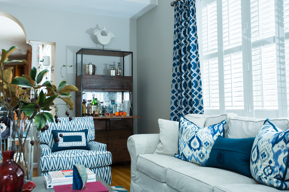 Esempio di un soggiorno minimal con pareti blu e parquet chiaro