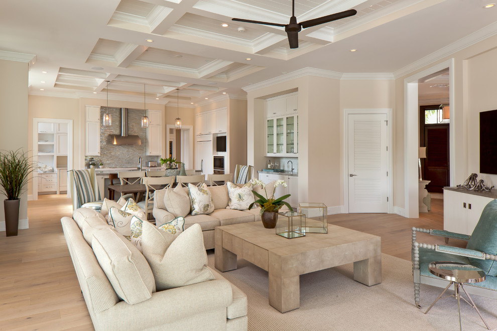 Immagine di un soggiorno stile marino aperto con pareti beige e pavimento in legno massello medio