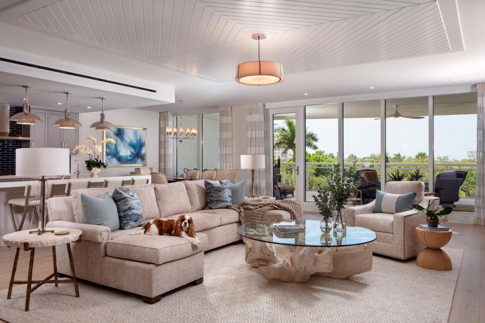 Immagine di un grande soggiorno stile marino aperto con pareti grigie, parquet chiaro, parete attrezzata, pavimento marrone e soffitto in perlinato
