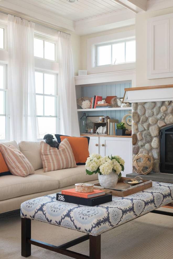 Mittelgroßes, Offenes Maritimes Wohnzimmer mit weißer Wandfarbe, braunem Holzboden, Kamin und Kaminumrandung aus Stein in Providence
