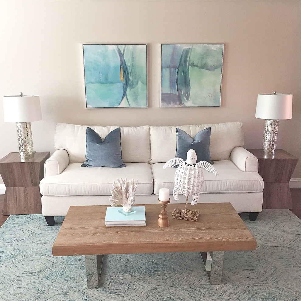 Kleines, Offenes Maritimes Wohnzimmer mit beiger Wandfarbe, braunem Holzboden, Eckkamin, verputzter Kaminumrandung und freistehendem TV in Orange County