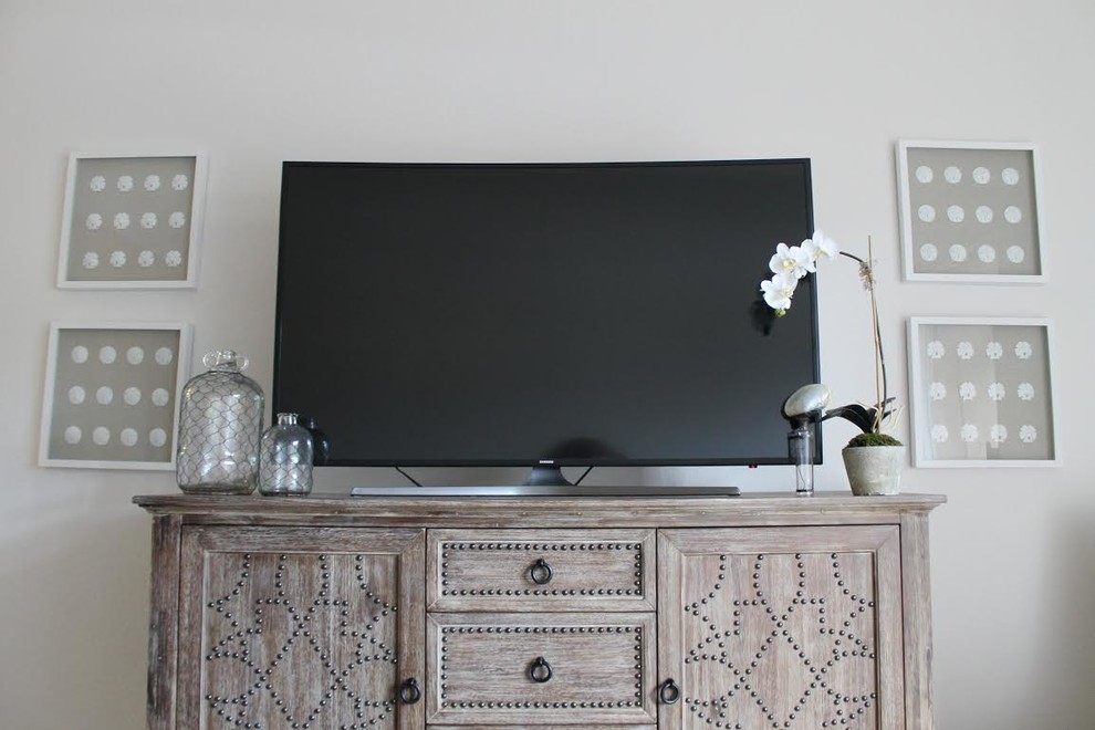Bild på ett mellanstort maritimt separat vardagsrum, med ett finrum, vita väggar, heltäckningsmatta och en fristående TV