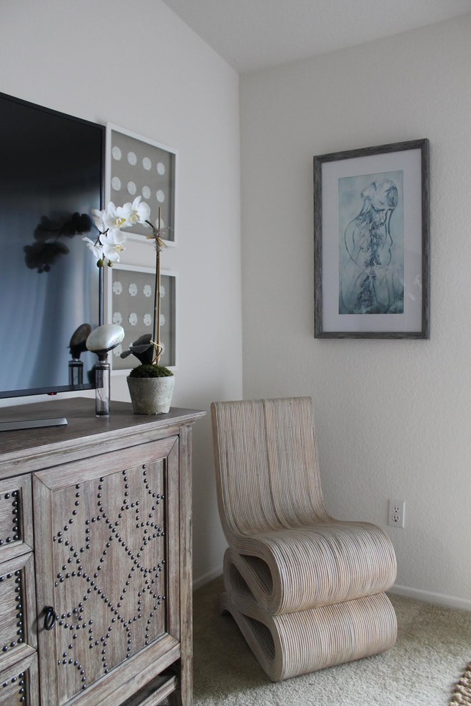Mittelgroßes, Repräsentatives, Abgetrenntes Maritimes Wohnzimmer ohne Kamin mit weißer Wandfarbe, Teppichboden und freistehendem TV in Orange County