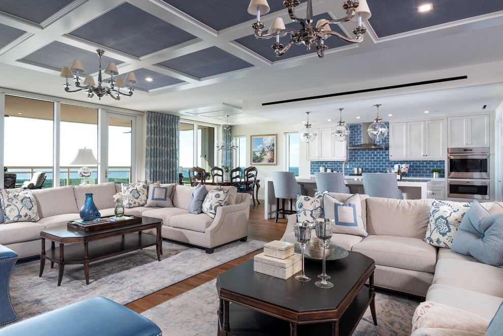 Großes, Offenes Maritimes Wohnzimmer ohne Kamin mit Hausbar, weißer Wandfarbe, braunem Holzboden, Multimediawand und braunem Boden in Miami