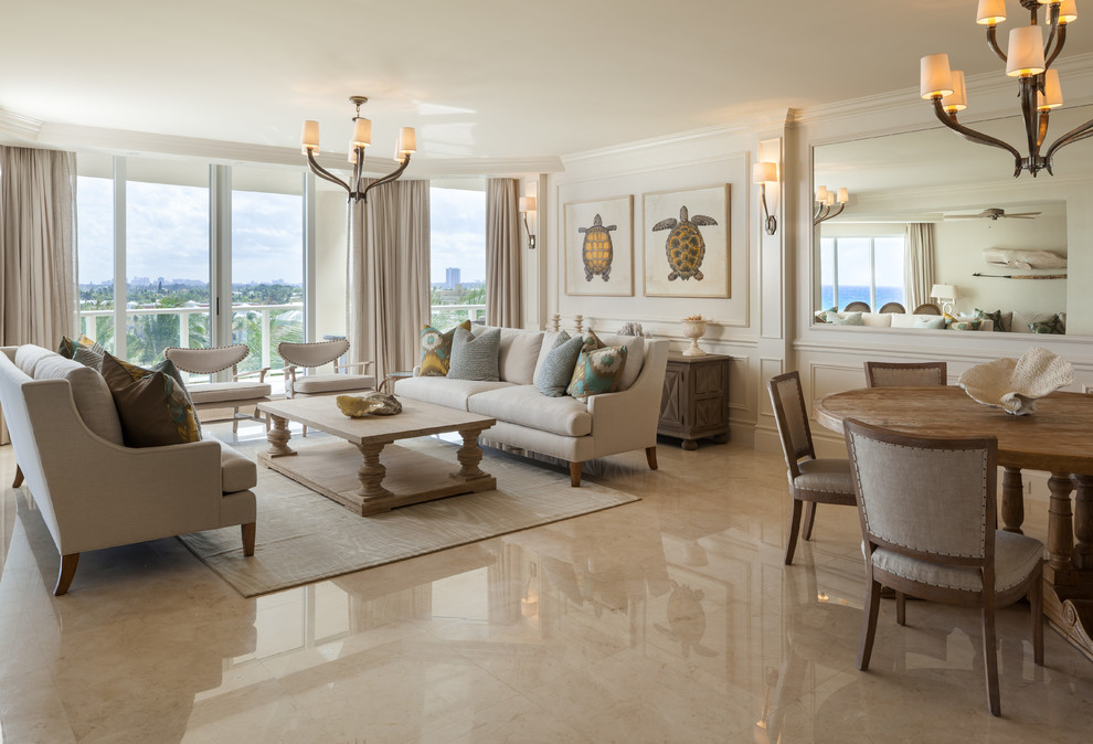 Immagine di un soggiorno costiero aperto con pareti bianche, pavimento in marmo e pavimento beige