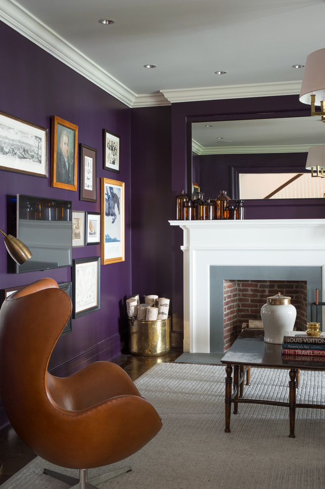 Идея дизайна: гостиная комната в стиле неоклассика (современная классика) с фиолетовыми стенами, темным паркетным полом, стандартным камином и коричневым полом
