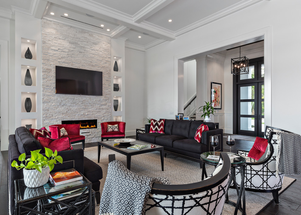 Стильный дизайн: гостиная комната в стиле неоклассика (современная классика) с белыми стенами, темным паркетным полом, фасадом камина из камня и телевизором на стене - последний тренд