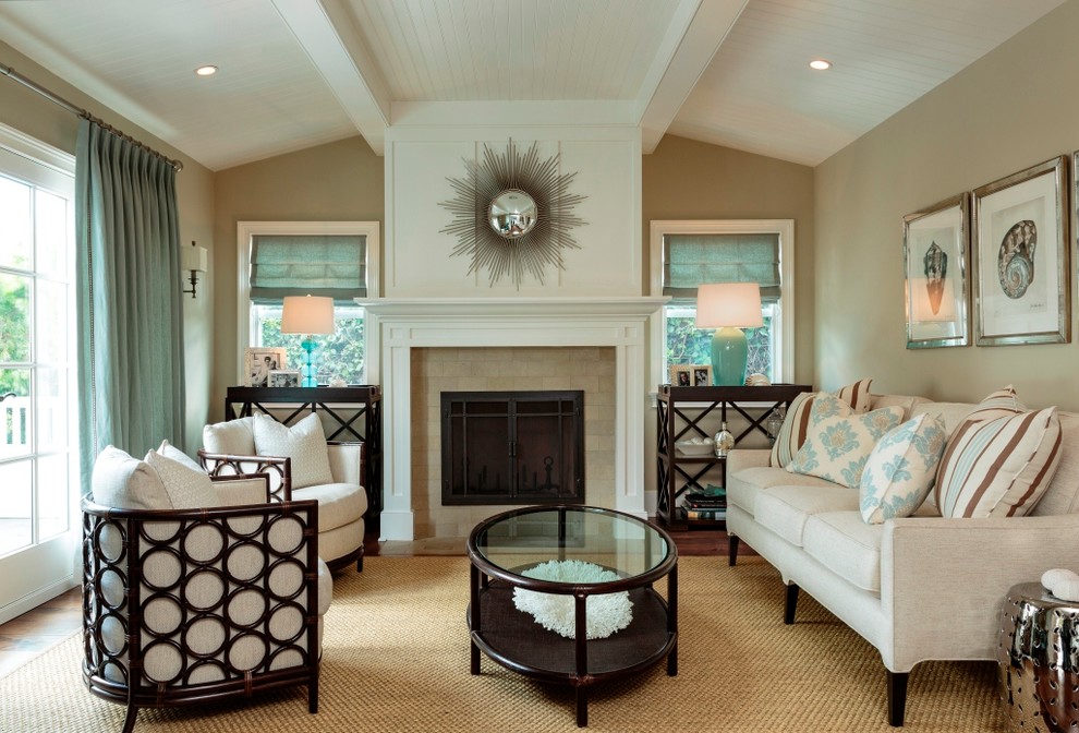 Immagine di un soggiorno costiero con sala formale, pareti beige, camino classico e nessuna TV