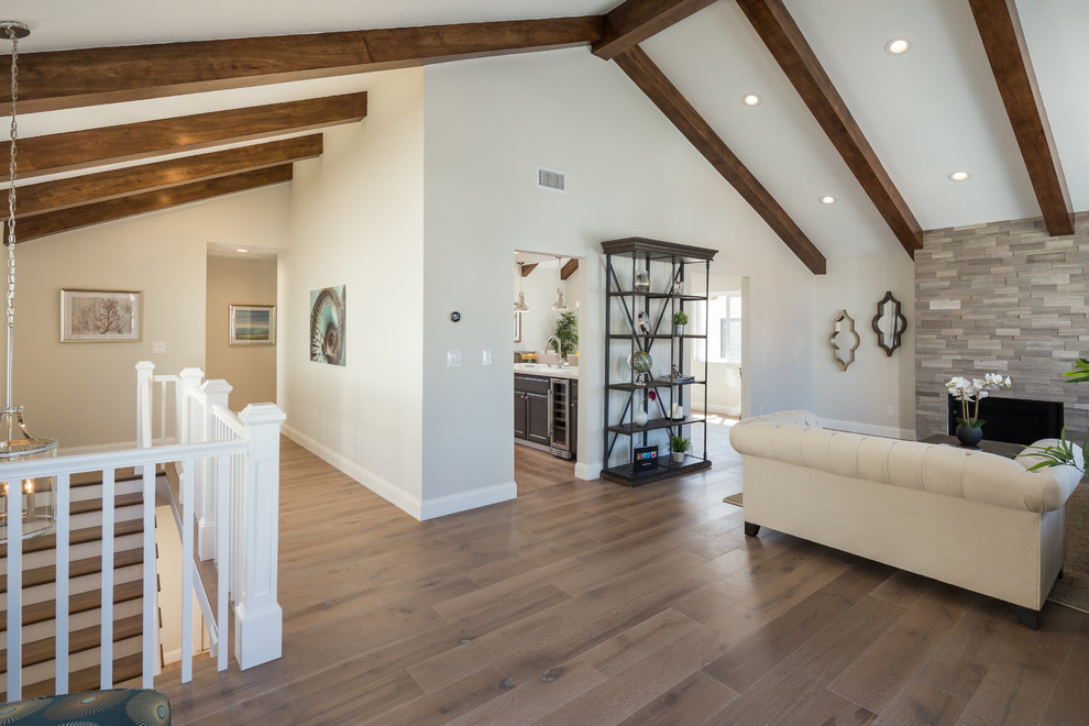 Offenes Klassisches Wohnzimmer mit weißer Wandfarbe, Kamin und Kaminumrandung aus Stein in Los Angeles