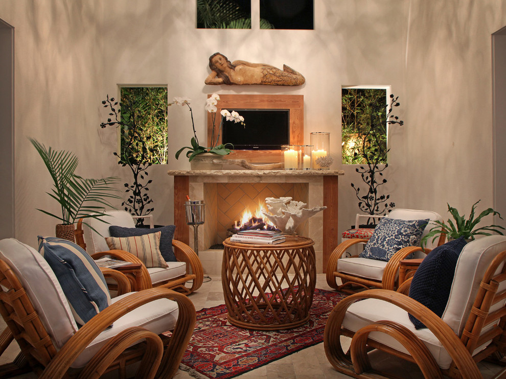 Стильный дизайн: маленькая гостиная комната в морском стиле с стандартным камином и ковром на полу для на участке и в саду - последний тренд