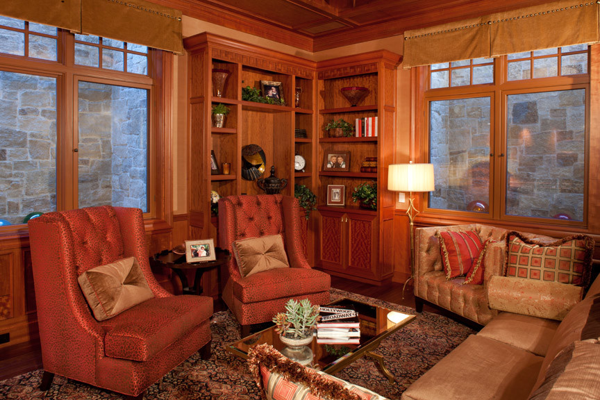 Ejemplo de salón para visitas cerrado tradicional renovado de tamaño medio con paredes beige, suelo de madera en tonos medios, pared multimedia y suelo marrón