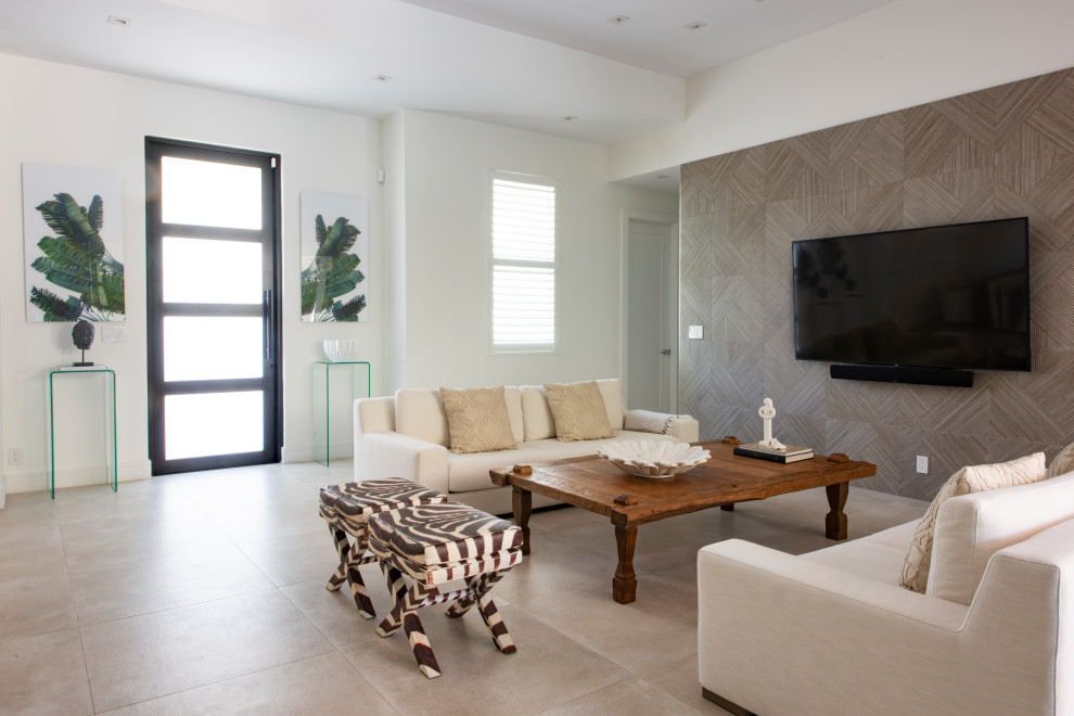 Idee per un grande soggiorno classico aperto con pareti bianche, pavimento in gres porcellanato, TV a parete e pavimento grigio