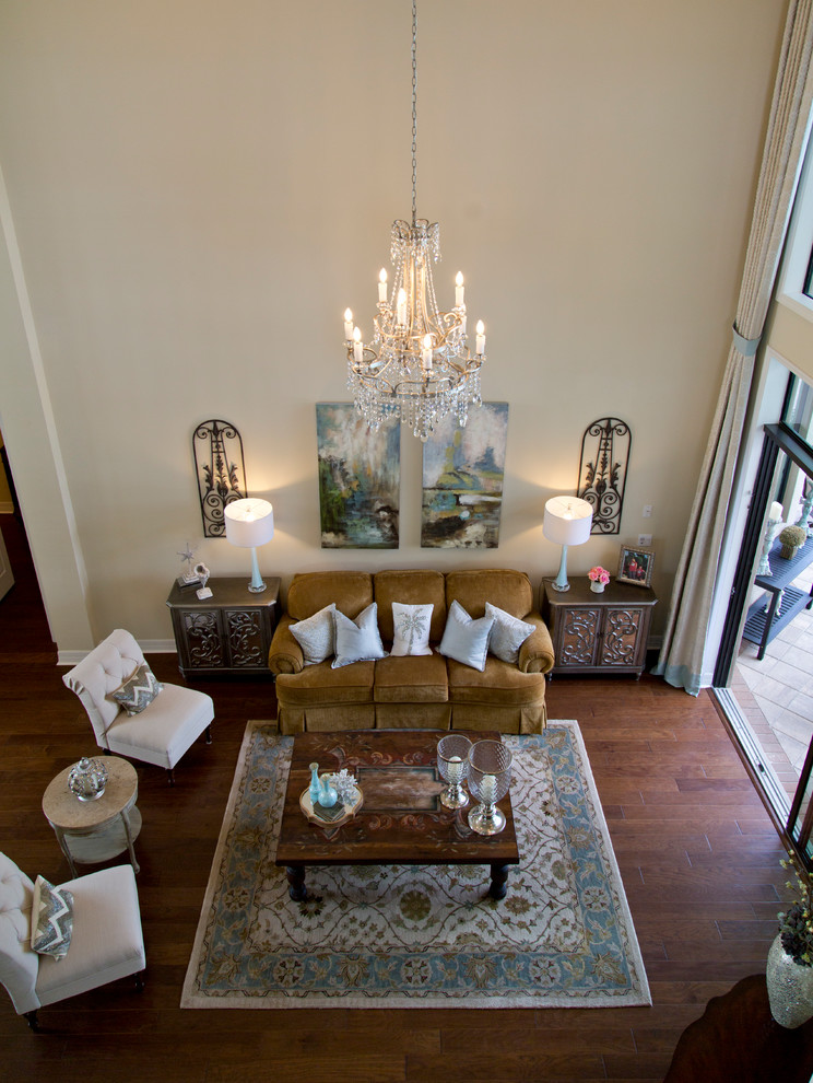 Aménagement d'un salon classique de taille moyenne et ouvert avec une salle de réception, un mur beige, un sol en bois brun et un sol marron.