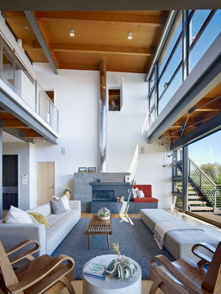 Geräumiges, Offenes, Fernseherloses Modernes Wohnzimmer mit weißer Wandfarbe, braunem Holzboden, Gaskamin und Kaminumrandung aus Beton in San Francisco