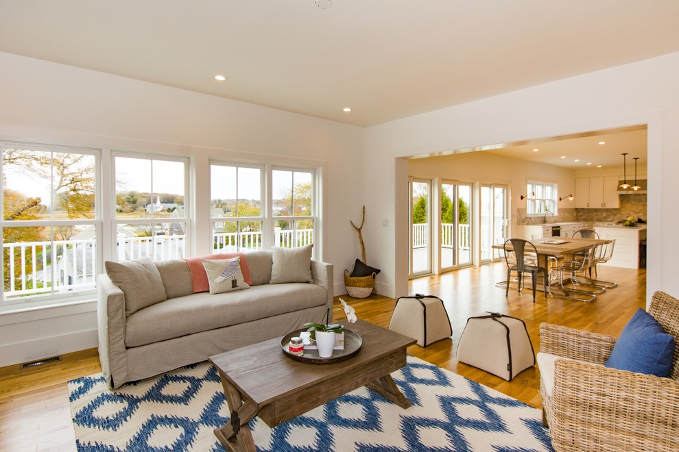 Esempio di un soggiorno costiero aperto con sala formale, pareti bianche e pavimento in legno massello medio