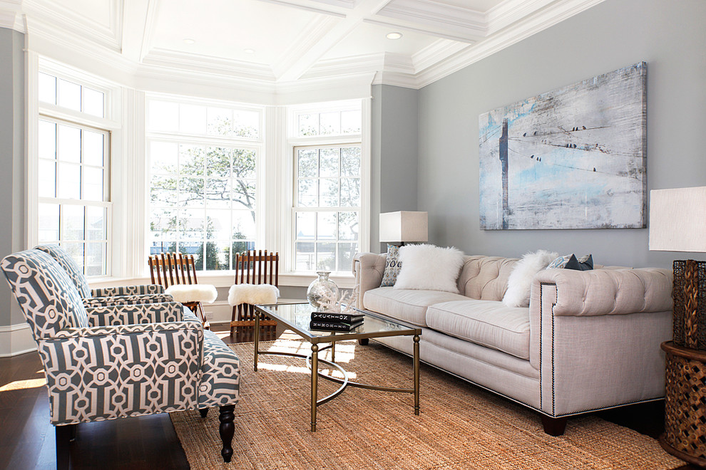 Свежая идея для дизайна: гостиная комната в морском стиле с серыми стенами и эркером - отличное фото интерьера