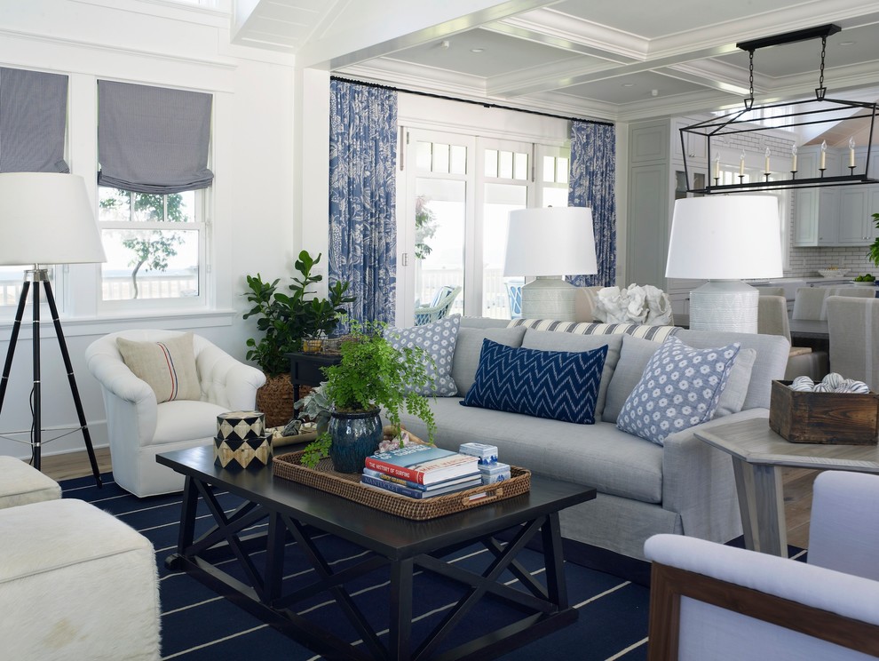 Источник вдохновения для домашнего уюта: открытая гостиная комната в морском стиле с синими шторами