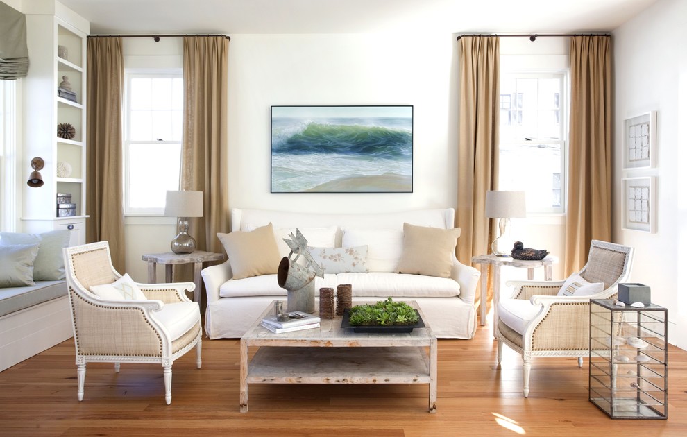 Стильный дизайн: гостиная комната среднего размера в стиле неоклассика (современная классика) с белыми стенами и красивыми шторами - последний тренд