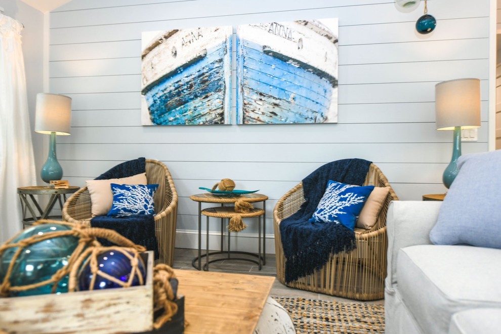 На фото: гостиная комната в морском стиле с синими стенами и полом из керамогранита