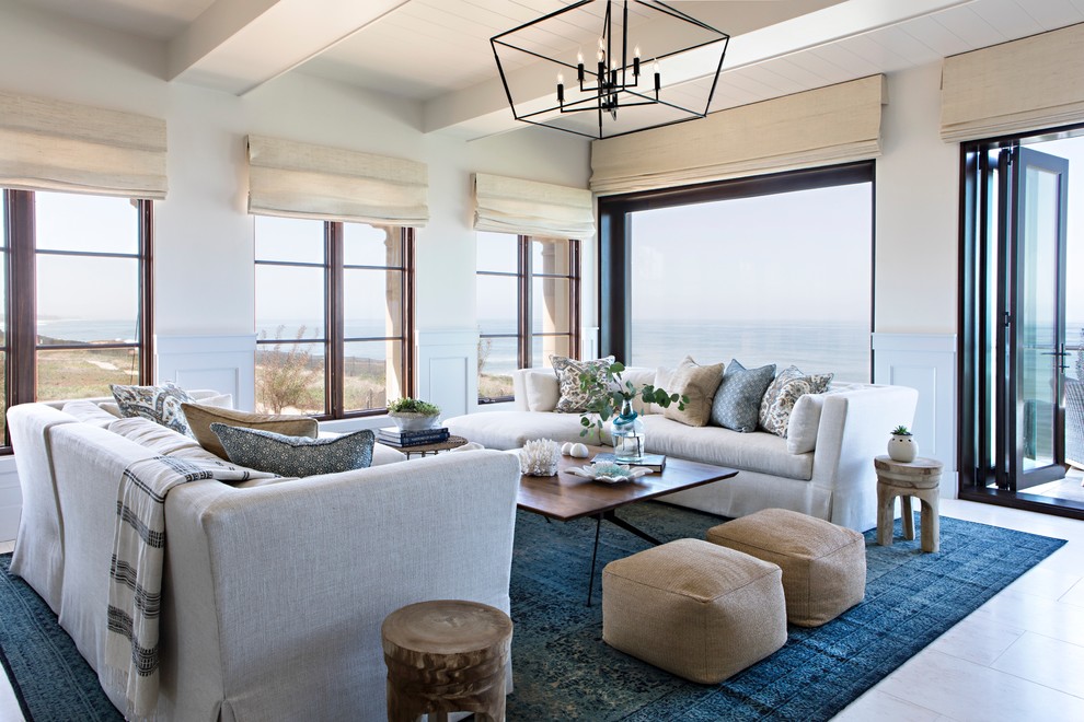 Стильный дизайн: парадная гостиная комната в морском стиле с бежевыми стенами и ковром на полу без камина - последний тренд