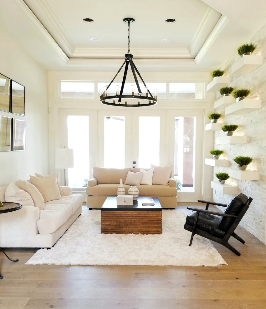 Стильный дизайн: гостиная комната:: освещение в морском стиле с белыми стенами, светлым паркетным полом и коричневым полом - последний тренд
