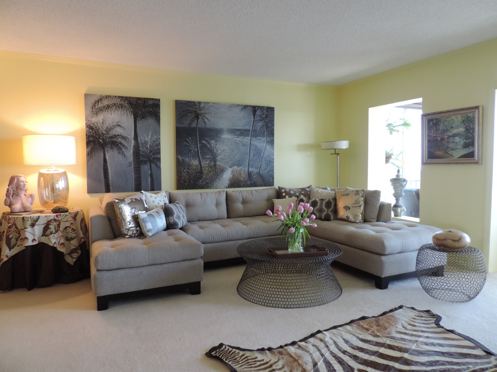 Foto di un soggiorno eclettico aperto con pareti gialle e moquette